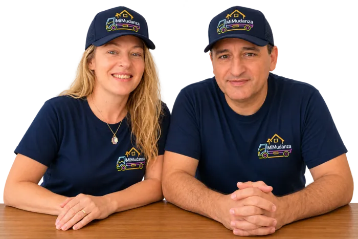 Mercedes y Pablo, dueños de Mi Mudanza, con la gorra y la remera de la empresa