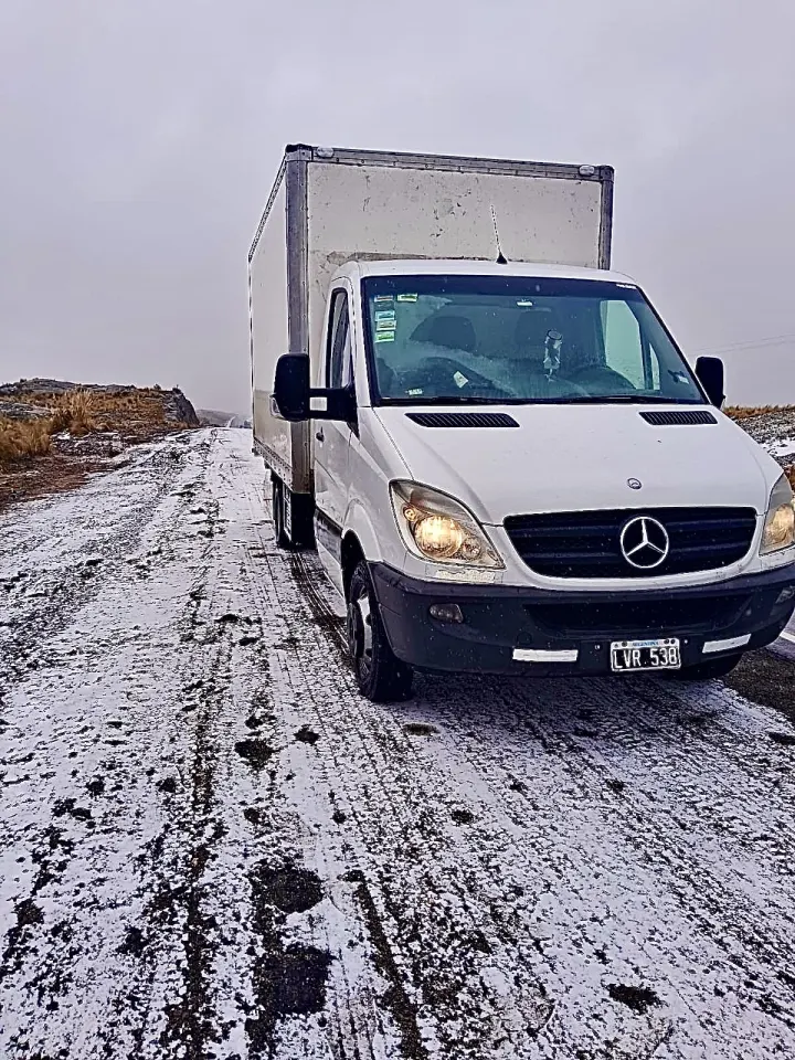 Camión de Mi Mudanza avanzando por un camino nevado