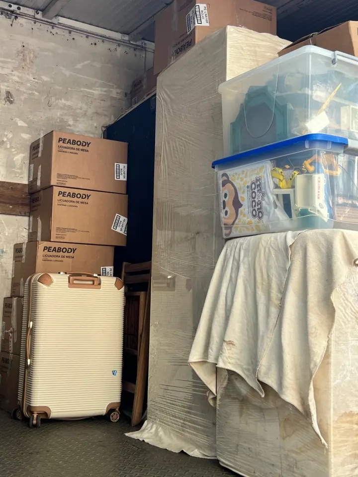 Muebles envueltos y cajas acomodadas dentro del camión de Mi Mudanza