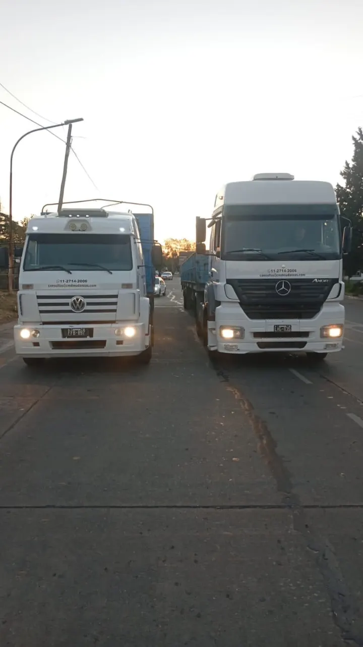 Dos camiones de Mi Mudanza en ruta al amanecer