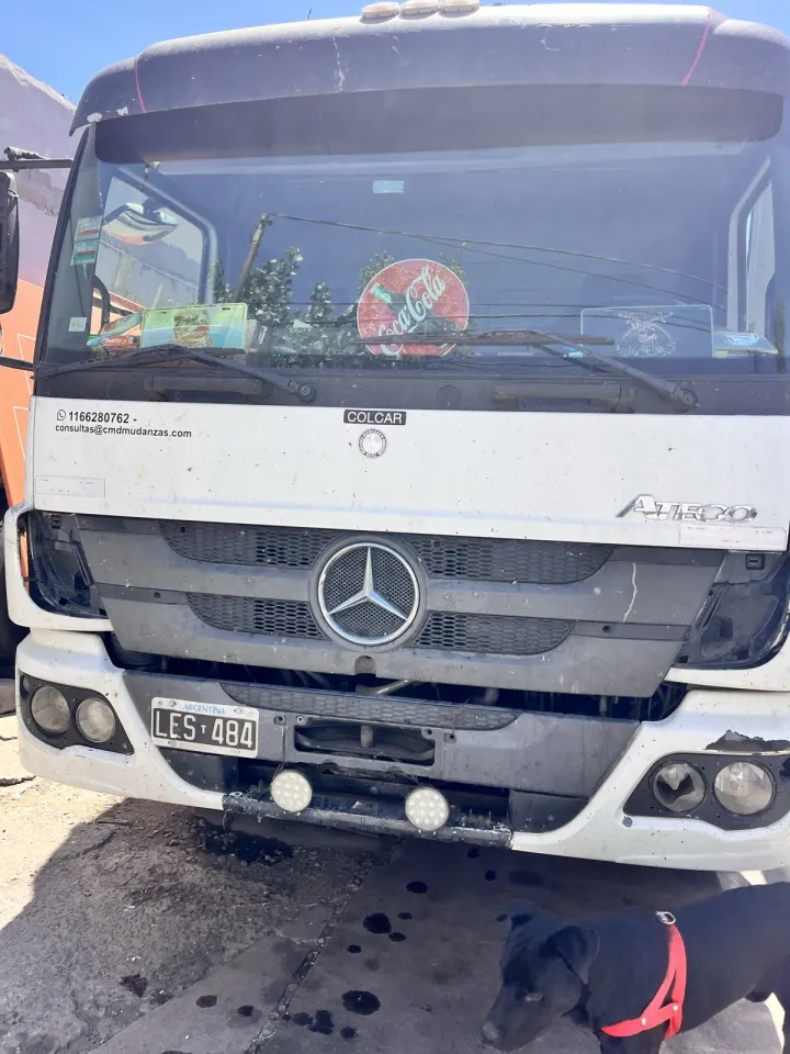 Frente de un camión Mercedes-Benz de la flota de Mi Mudanza