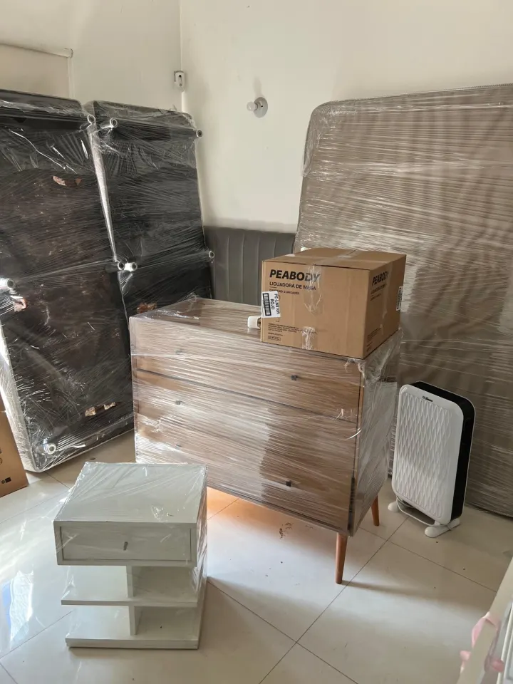 Muebles embalados y cajas listas para cargar en una vivienda
