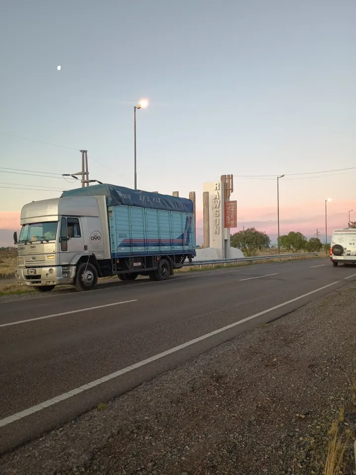 Camión de Mi Mudanza en la ruta al atardecer entrando a Rawson