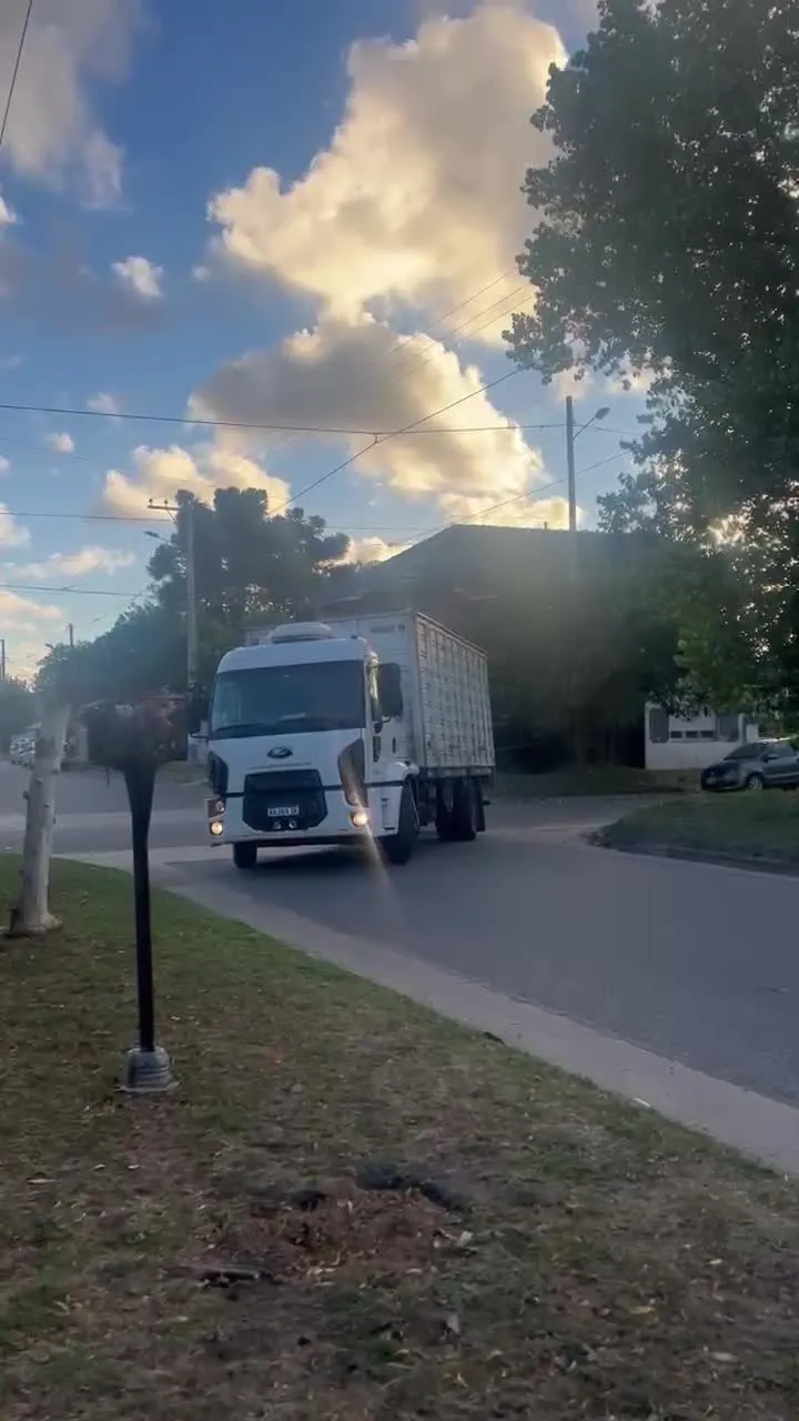 Video: el camión de Mi Mudanza llegando a una mudanza