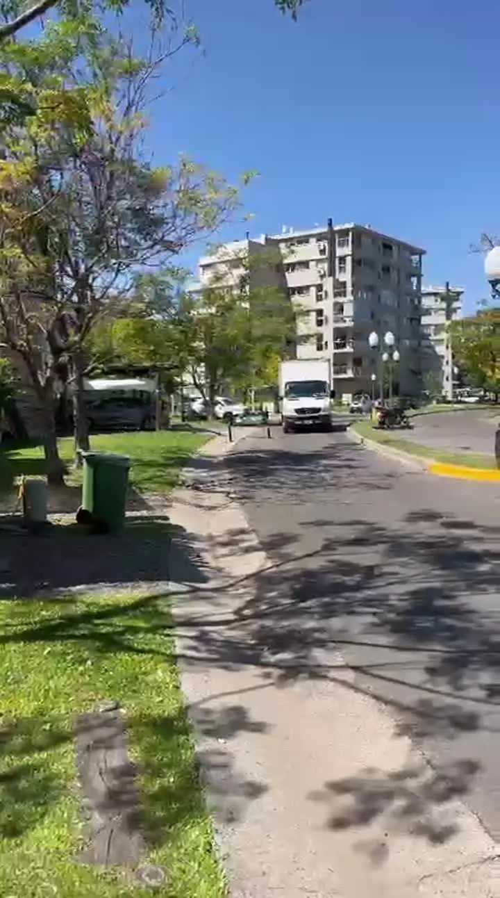 Video: utilitario de Mi Mudanza recorriendo un barrio residencial